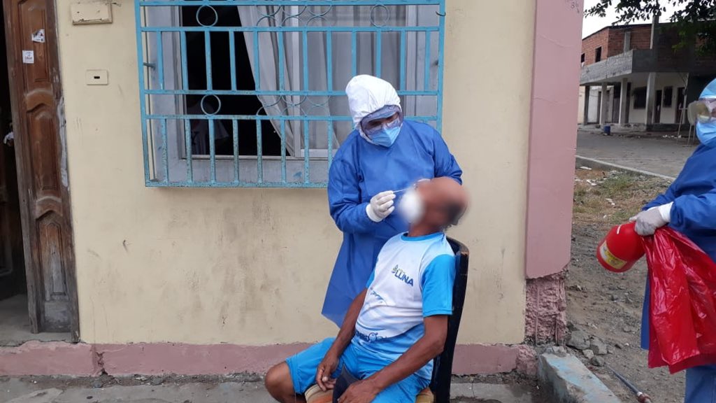 DPManabiSalud's tweet photo. #Manta | Se realizan tomas de muestras por pruebas rápidas por hisopado para #covid_19 en el cantón Manta. Las brigadas del Distrito de Salud se desplazan a los casos reportados. https://t.co/zuKtWbx1RF