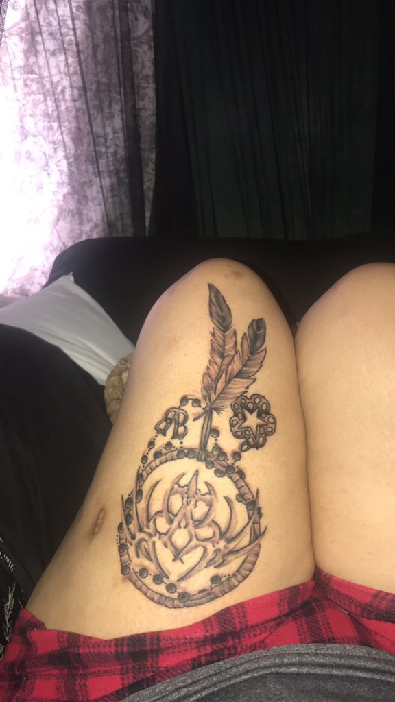 ErgjanovaBVB's tweet photo. My thigh still hurts lol fuckin swollen 😂🤘🤘🖤🖤🤷‍♀️💋💋 my new bvb tattoo @InnaPittza @JulietSimmsALL https://t.co/fzrnc3fPpI
