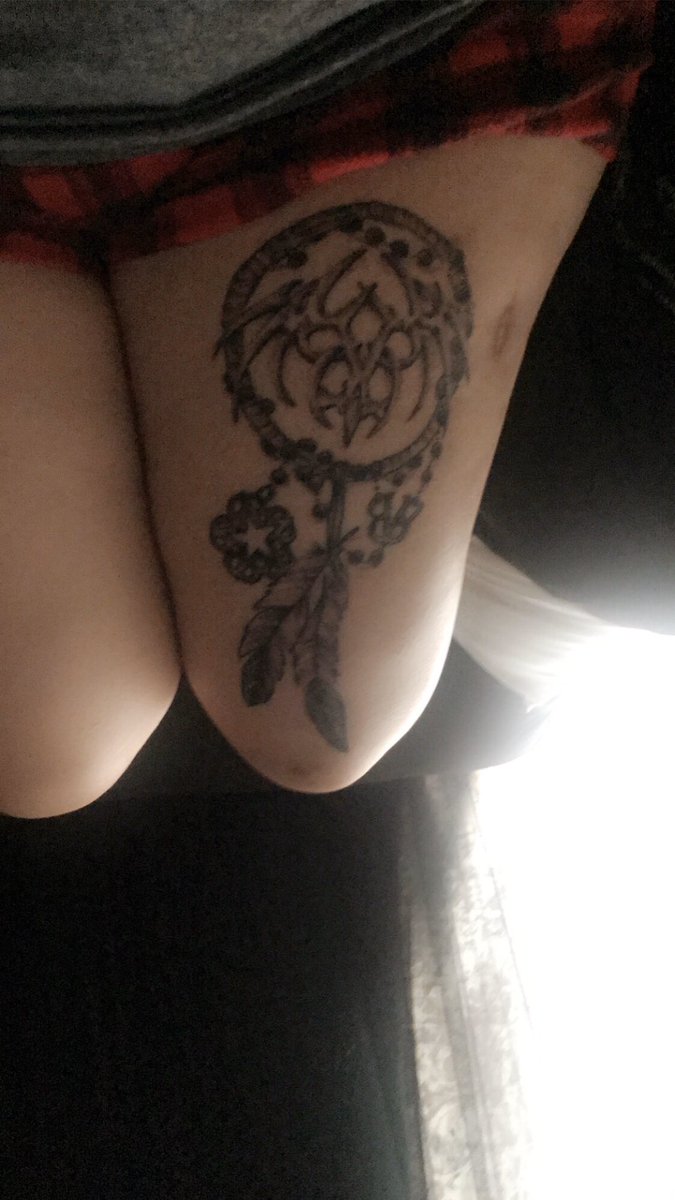 ErgjanovaBVB's tweet photo. My thigh still hurts lol fuckin swollen 😂🤘🤘🖤🖤🤷‍♀️💋💋 my new bvb tattoo @JinxxBVB @blackveilbrides https://t.co/rxQ8hOxqNd