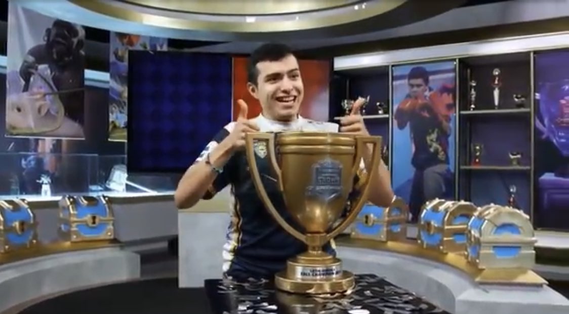 Recordando cuando <a href="/adrianpiedracr/">AdrianPiedra</a>  movía las manos en partida y se rascaba la cabeza😂
Pdt  <a href="/AnthonyD_Angelo/">Anthony D’Angelo</a>  boxeador op😂 viejos tiempos 🥺