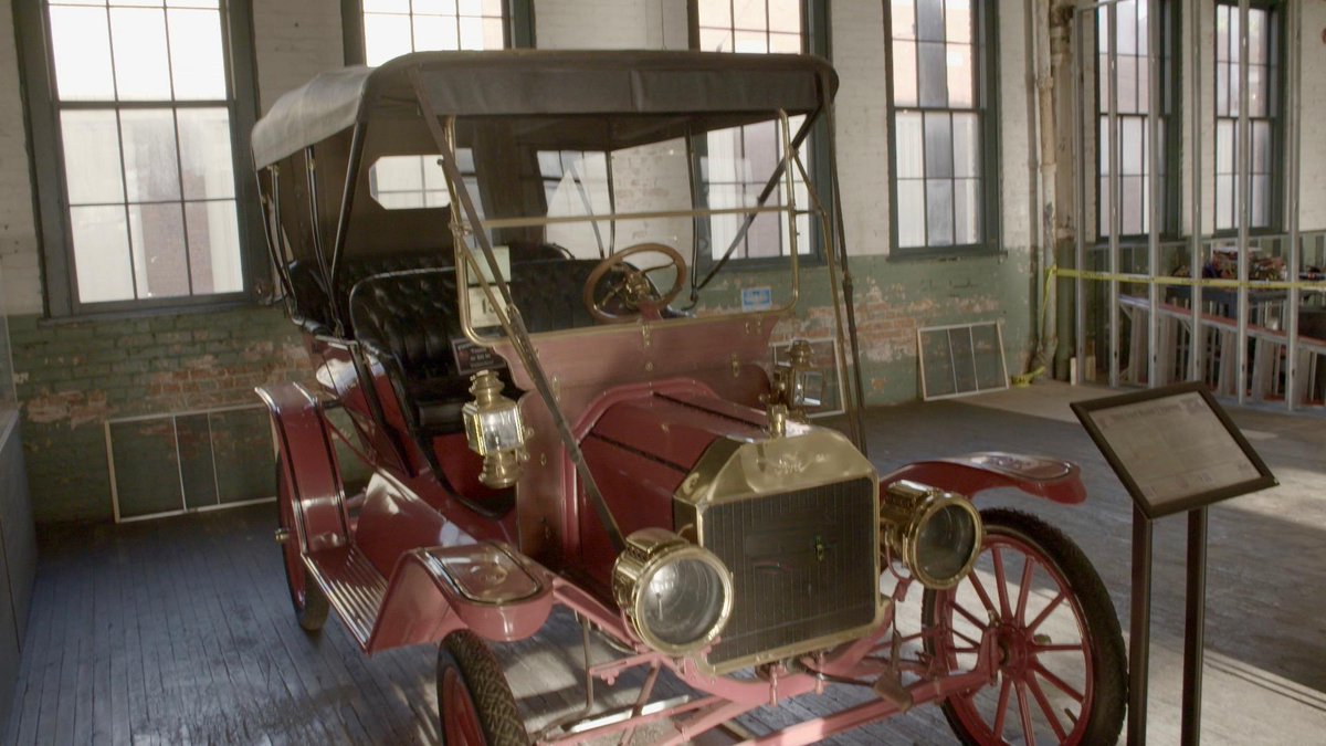 ModMustangs's tweet image. In the new episode of @mikebrewer’s World of Cars, Mike tours Detroit in a Mustang GT350, taking in a broad sweep of auto history, from the birthplace of the Model T to a junkyard where wrecked cars find new life. Stream it NOW on the @MotorTrendApp 👉bit.ly/35xjiEq