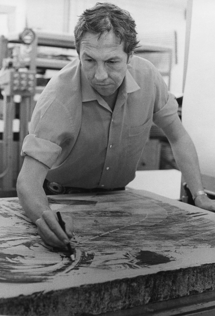 GeminiGEL's tweet photo. “Ideas can be cracks in the stone” —Robert Rauschenberg, 1969

1) Rauschenberg with litho crayon and stone, working on the Stoned Moon Series. Photograph © 1969 Sidney B. Felsen.
2) Robert Rauschenberg, Score, 1970, 3 color lithograph, edition of 75

#geminigel #rauschenberg https://t.co/V1k3mLd4IF