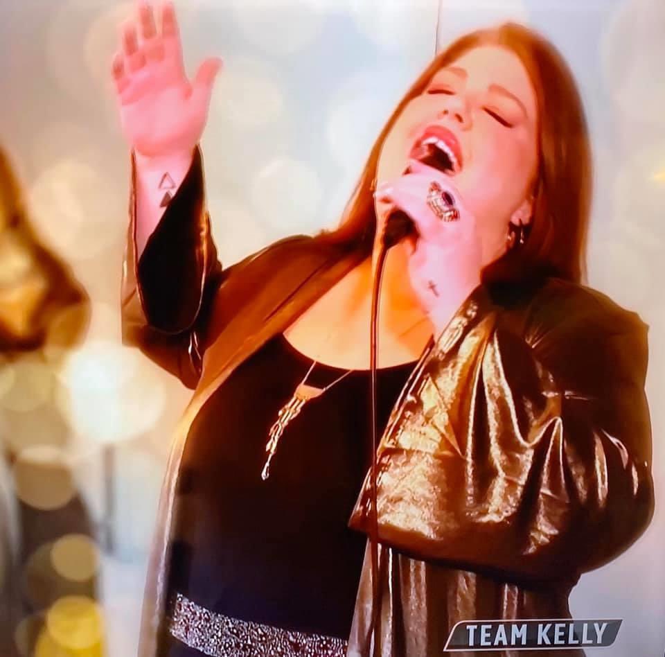 MandiTMoore's tweet photo. Thank you to @NBCTheVoice and @kellyclarkson for giving me an opportunity that people like me don’t usually get!! Congrats to everyone that made it through!!  But I hope #teamkelly takes the whole thing!! https://t.co/EjiF7274Uf