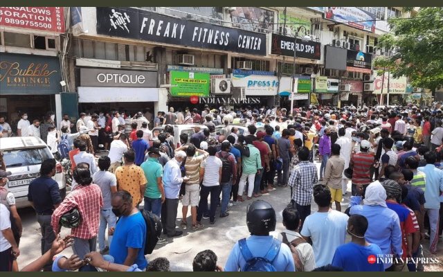 GulbargaTemper1's tweet photo. Yeh hain bhole-bhaale #Sharaabi, 

Yeh kahan phailaayenge #Bimaari, 

Yeh aakhir hain nahin #Jamaati, 

Is liye toh khaamosh hain #Dalaali. 

                                     --@irenaakbar

#GodiMedia #MediaVirus #GodiMedia_ShutUp https://t.co/uOwufZBI04