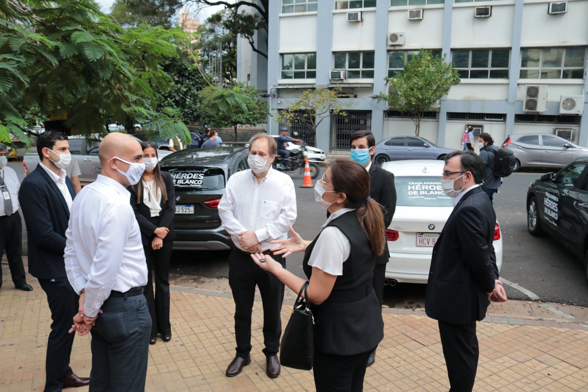 msaludpy's tweet photo. 👉Empresas ponen a disposición 15 vehículos para traslado de personal sanitario

📍Las empresas Perfecta Automotores, MAPFRE Seguros y Puma Energy realizaron la entrega, en carácter de préstamo, de 15 automóviles, para traslado del personal de salud.

➕ https://t.co/bYQ3MQsCu5 https://t.co/MfuTzKldlU