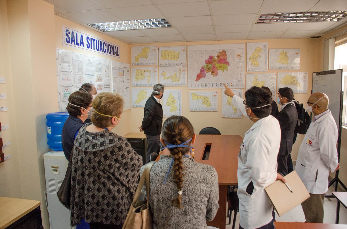 Salud_Ec's tweet photo. Dentro del fortalecimiento del primer nivel de atención, el uso en la sala situacional es primordial. El @DrJuanCZevallos analizó los datos epidemiológicos junto al equipo del centro de salud de Guamaní, sur de Quito. 

#ActivadosPorLaSalud https://t.co/uv8i7aFfIX