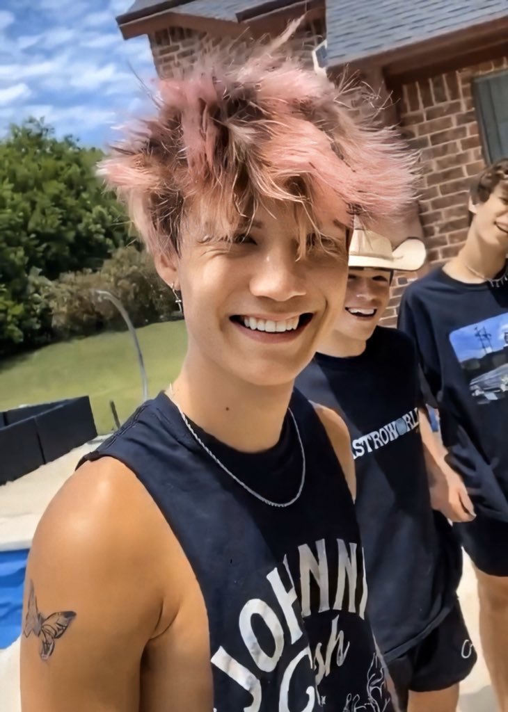 day 5 - you dyed your hair pink today and i love it so fucking much. it looks so good. please it keep for a while lol. anyways, i hope you spend your last days in texas with tons of fun. so glad you’re happy. keep smiling, it looks good on you. you’re an angel, i love you forever