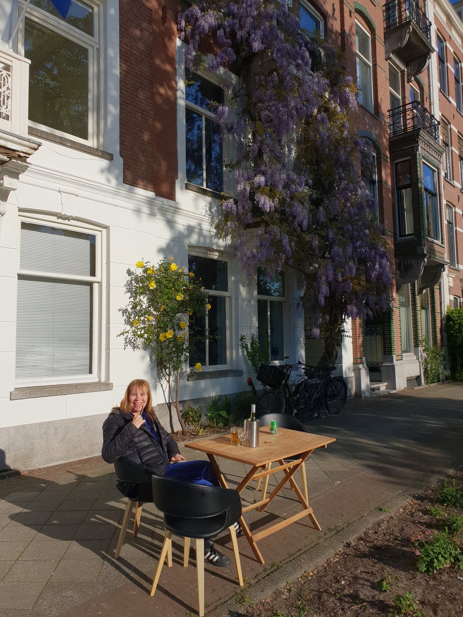 Door Uber gedropt op mn eigen stoep, waar mijn lieve <a href="/Twietlyd/">Lydia Kriek</a> klaar zit met wijntje en 1,5m biertje! Voor het eerst in ruim 2 mnd (even, bijna) thuis! Nu weer aan boord.