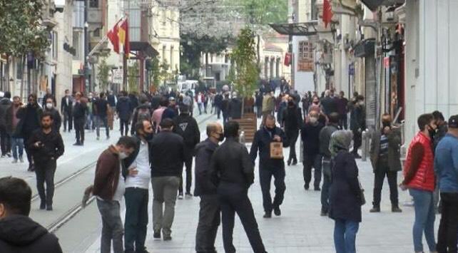 İSTİKLAL CADDESİ, bugün iyi bir görüntü vermedi. Bir kareye bu kadar insan girmesi için çok erken. Günlük hayattan her fotoğraf, Türkiye Günlük Koronavirüs Tablosuna destek vermeli. Evde kalmaya çalışalım. Çıkarsak maske kullanalım, sosyal mesafe kuralına uyalım.
