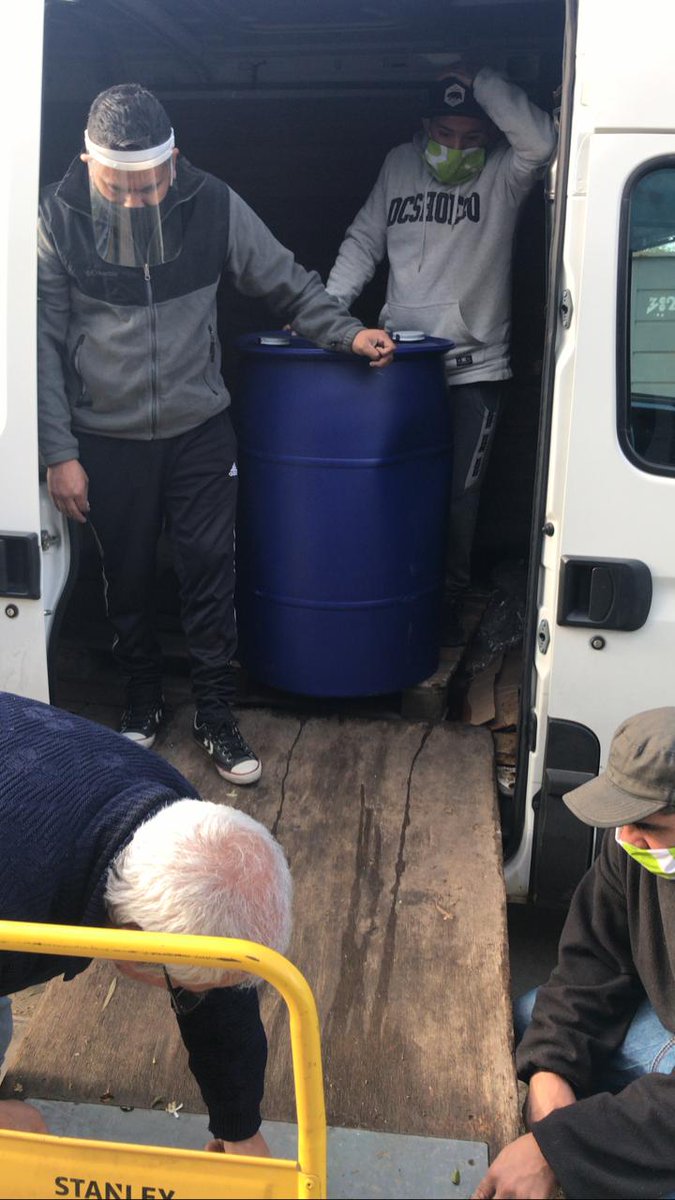 TotyFlores's tweet photo. Gracias a la donación de #AlcoholEnGel de #PortaHermanos, transporte #ExpresoBicentenario y #MegaEnvases, vamos a  poder entregar algo tan esencial a #Comedores y familias del #JardínCIEL de @Coop_lajuanita.

¡Gracias amigo #CarlosMarch por crear este puente!

 #QuedateEnCasa https://t.co/imc8ZPpdcK