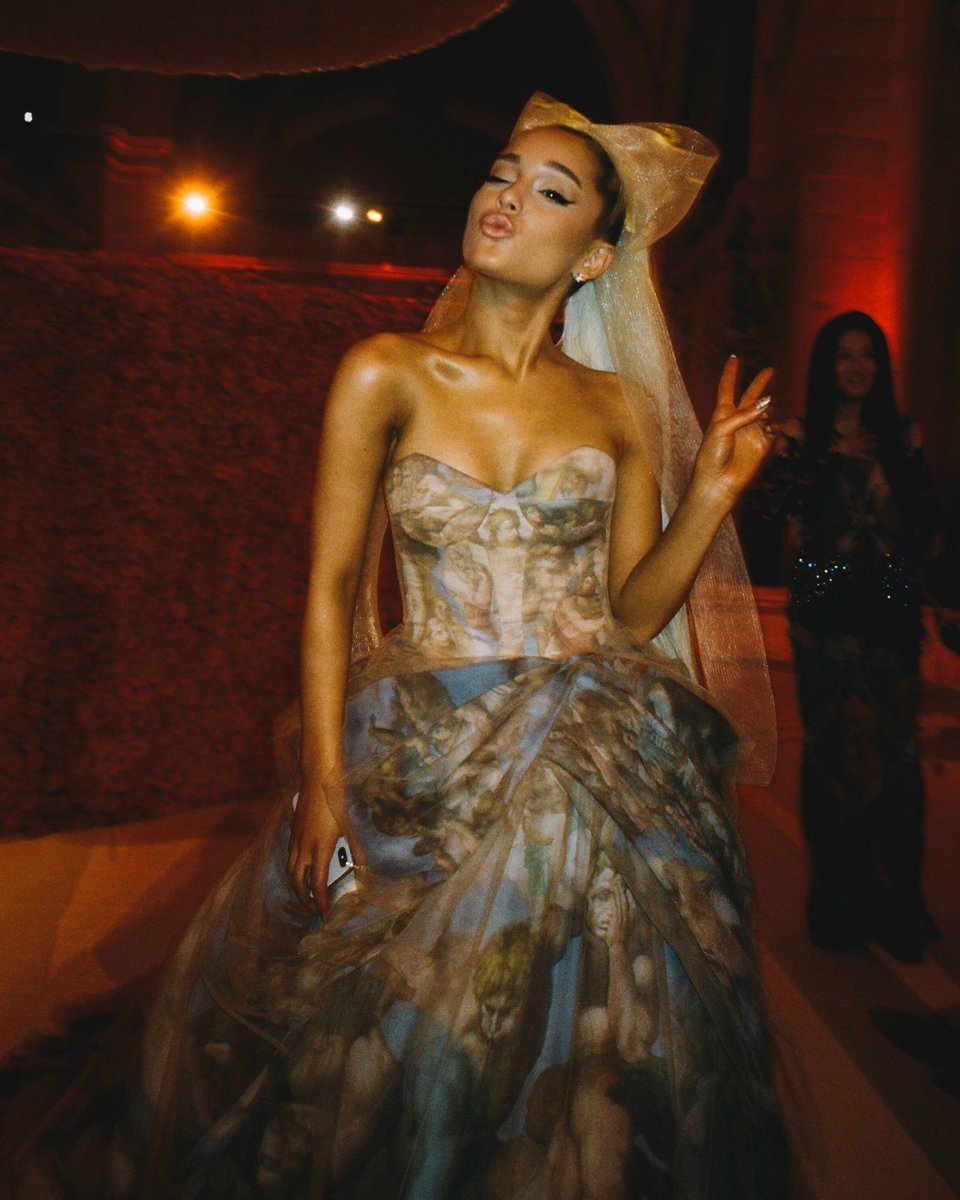 Elternteil Füttere weiter Mannschaft ariana grande met gala dress