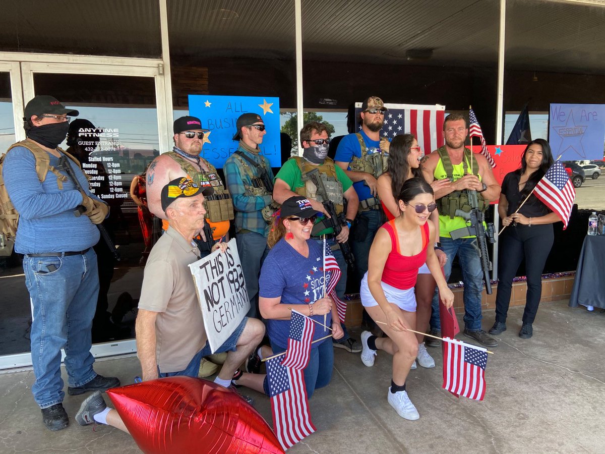 TellStevens's tweet image. This guy is protesting at a gym with a hat that says #snackmode 😂