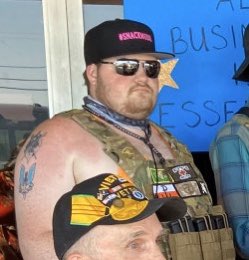 TellStevens's tweet image. This guy is protesting at a gym with a hat that says #snackmode 😂