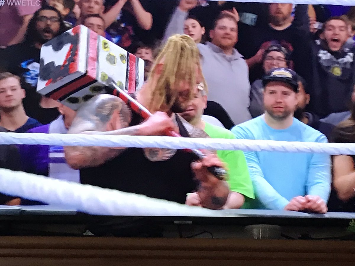 myReligionvn's tweet photo. A Mallet wielding maniac ... or a man on a mission ...
#BrayWyatt #TLC19 https://t.co/8iRWGDj96w