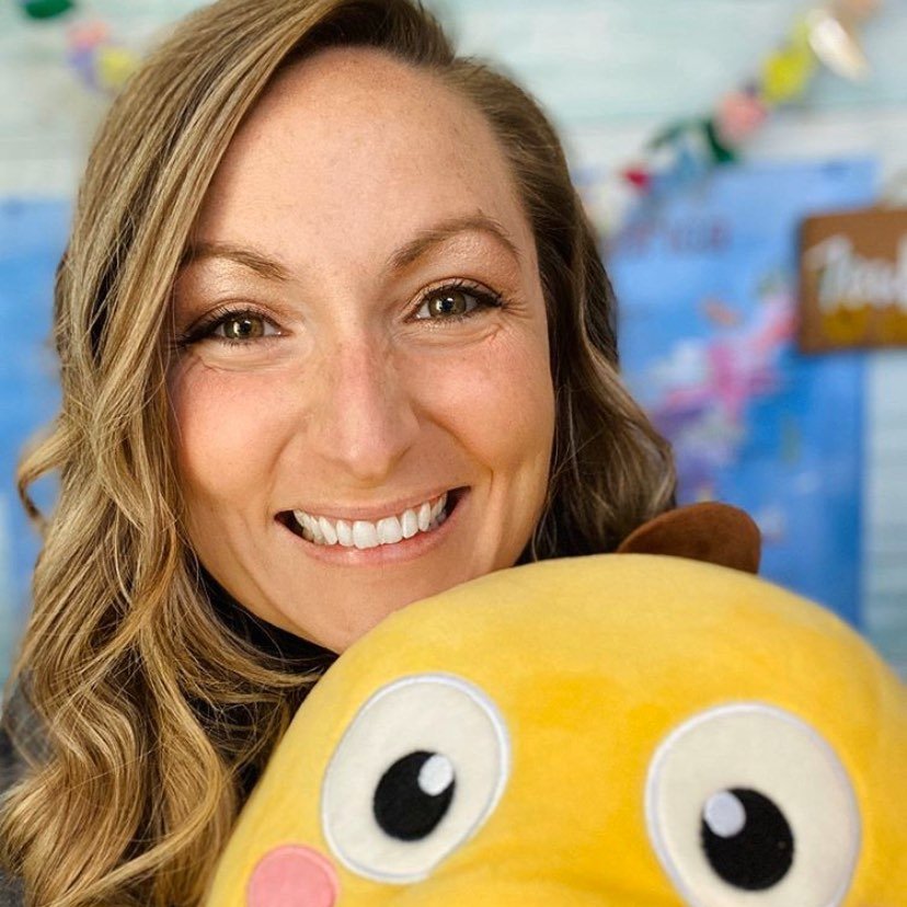 TheVIPKIDLife's tweet photo. I’m Teacher Sarah (@sarahsteachingcorner) and I’m super excited to announce that I am going to be taking over VIPKid’s stories on social media - for this week’s #teachertakeover!!
Let’s hang out this FRIDAY at 2:30pm PST🕝 and see how I balance my #mymomlife and #myvipkidlife! https://t.co/7jL1GxjWw2