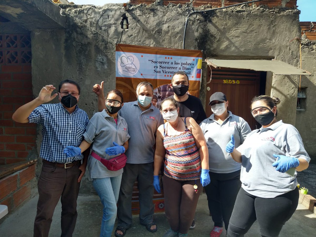 Respondiendo a la iniciativa de <a href="/GodColombiano/">DIOS</a> y @RCNDigital ¡Hoy cumplimos con la tarea!  Gracias a la Fundación Aguapaneleros de la noche, 50 mujeres madre cabeza de familia recibieron nuestra donación de productos De Lolita y ¡Queremos seguir ayudando!