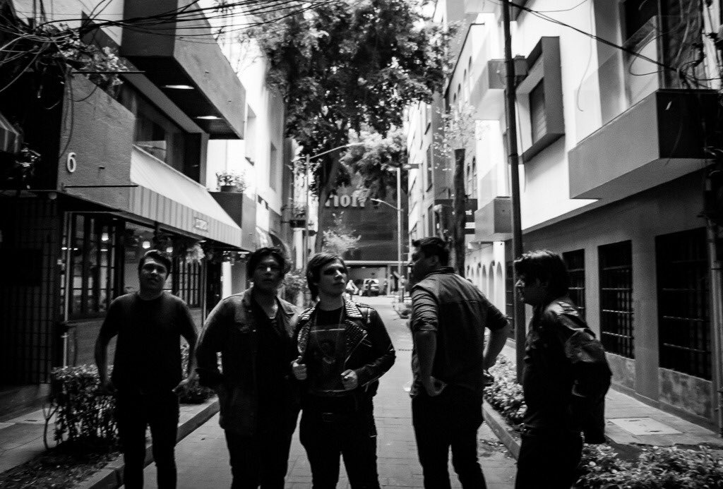 drissvicious's tweet photo. @Tetricoromance una de las mejores experiencias que viví con una banda, desde la llegada al aeropuerto hasta el último y emotivo día, gracias chicos por permitirme documentarles. 
#photooftheday #photography https://t.co/fQez1ck9vX