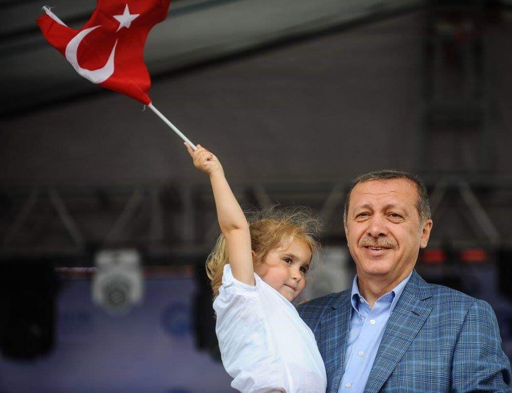 Darbecilere müdahale eden
sivillerin cezai sorumluluğu yoktur.
Darbeciyi öldürseniz bile kanunda cezası yoktur... <a href="/RTErdogan/">Recep Tayyip Erdoğan</a>