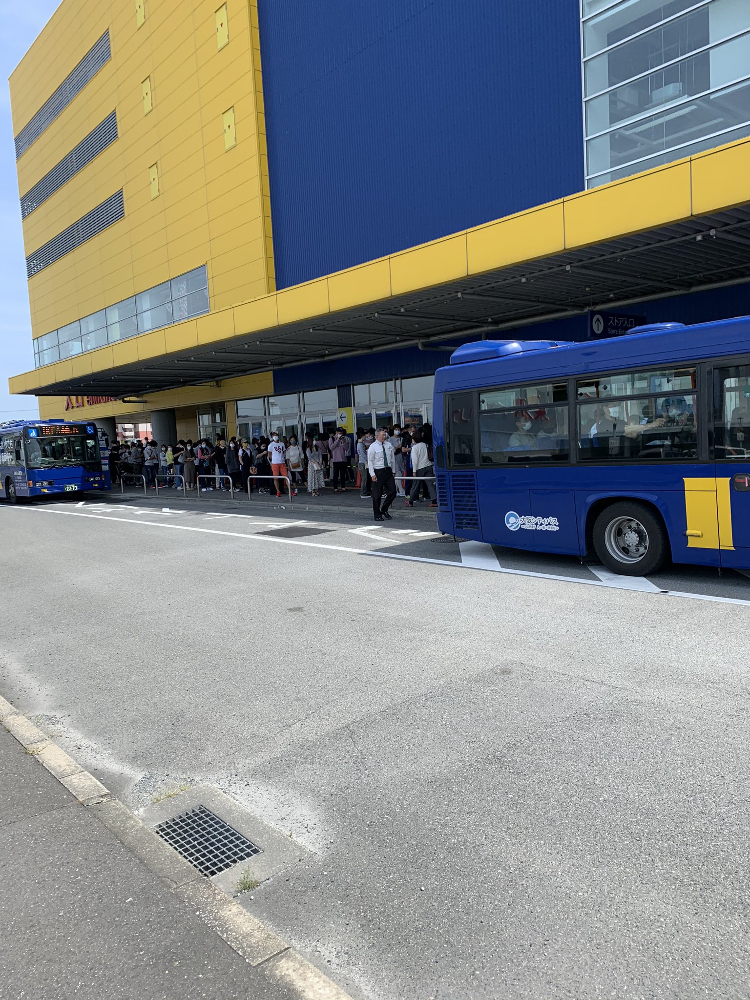 Call 昨日の大阪ikea鶴浜 毎日こんな感じ 入場制限しても店の前にズラーっと 感覚開けずに並んでる 店の中もパンパン パチンコより酷いよ笑 Call 昨日の大阪ikea鶴浜 毎日こんな感じ 入場制限しても店の前にズラーっと 感覚開けずに並んでる 店の中もパンパン パチンコより酷いよ笑