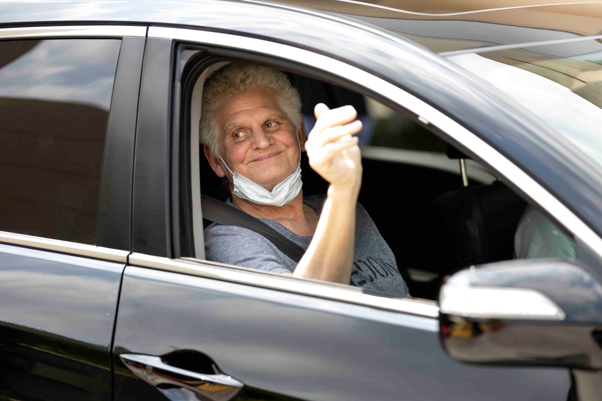 Parade greets .<a href="/LakeCreekHS/">Lake Creek High School</a> principal .<a href="/PhilTweaton/">Phil Eaton</a> who battled and beat COVID-19, from <a href="/megzmagpie/">Meagan Pendexter</a>. (📷: <a href="/GusHuerta01/">Gustavo Amezquita Huerta</a> &amp; <a href="/JFoch/">📷 Jason Fochtman</a>) dlvr.it/RW4fs9