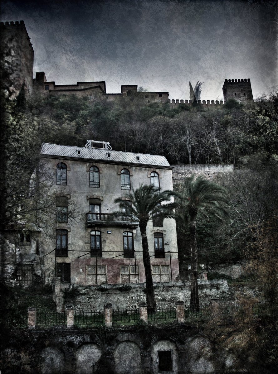 wikivictorian's tweet photo. Hotel Bosques de la Alhambra, conocido como Hotel Reuma, La maleta o La casa de muñecas. Construido a los pies de la Alhambra en 1908, estuvo funcionando muy poco tiempo. Se inauguró el 20 de Mayo de 1910, y solo estuvo en funcionamiento 2 años. (+) https://t.co/uAqghke1jh