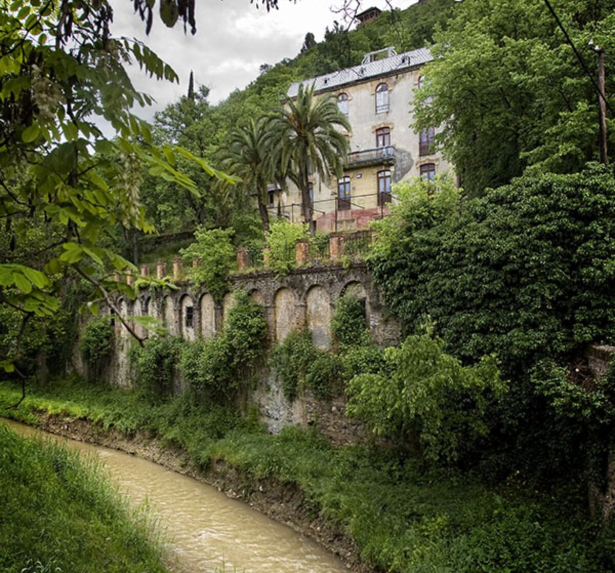 wikivictorian's tweet photo. Hotel Bosques de la Alhambra, conocido como Hotel Reuma, La maleta o La casa de muñecas. Construido a los pies de la Alhambra en 1908, estuvo funcionando muy poco tiempo. Se inauguró el 20 de Mayo de 1910, y solo estuvo en funcionamiento 2 años. (+) https://t.co/uAqghke1jh
