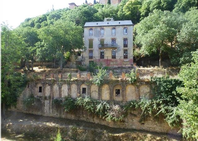 wikivictorian's tweet photo. Hotel Bosques de la Alhambra, conocido como Hotel Reuma, La maleta o La casa de muñecas. Construido a los pies de la Alhambra en 1908, estuvo funcionando muy poco tiempo. Se inauguró el 20 de Mayo de 1910, y solo estuvo en funcionamiento 2 años. (+) https://t.co/uAqghke1jh