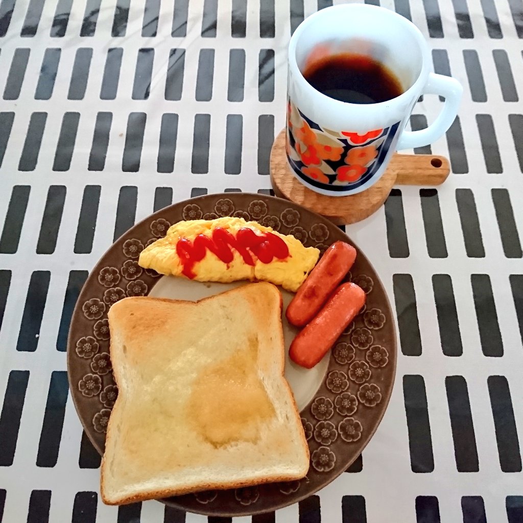 love_cafe_'s tweet photo. 🌼 × 🌼
🇩🇰 × 🇺🇸
#朝ごはん #おうちカフェ 
#stayhomewithcoffee #StayHome 
#クイストゴー #ファイヤーキング 
#quistgaard #fireking https://t.co/AHsoHvGaEb
