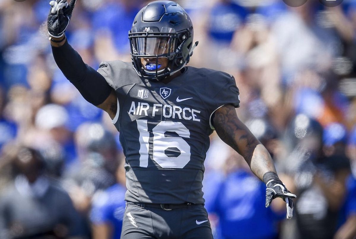 tj_thomas18's tweet photo. After a great conversation with @coachbenmiller I am blessed to receive MY FIRST offer from Air Force! @AF_Football @RecruitGeorgia @HgroveFootball @MaxPreps https://t.co/ITFZHZN9Dm