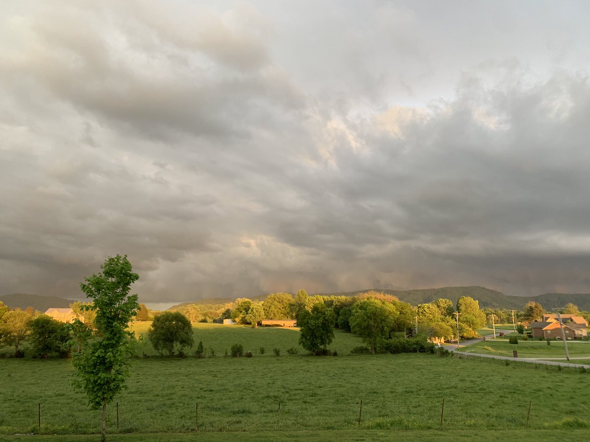 ecwaters67's tweet photo. AMAZING clouds over the foothills in Blount County!  @10weather https://t.co/sstJ5v1Yzd