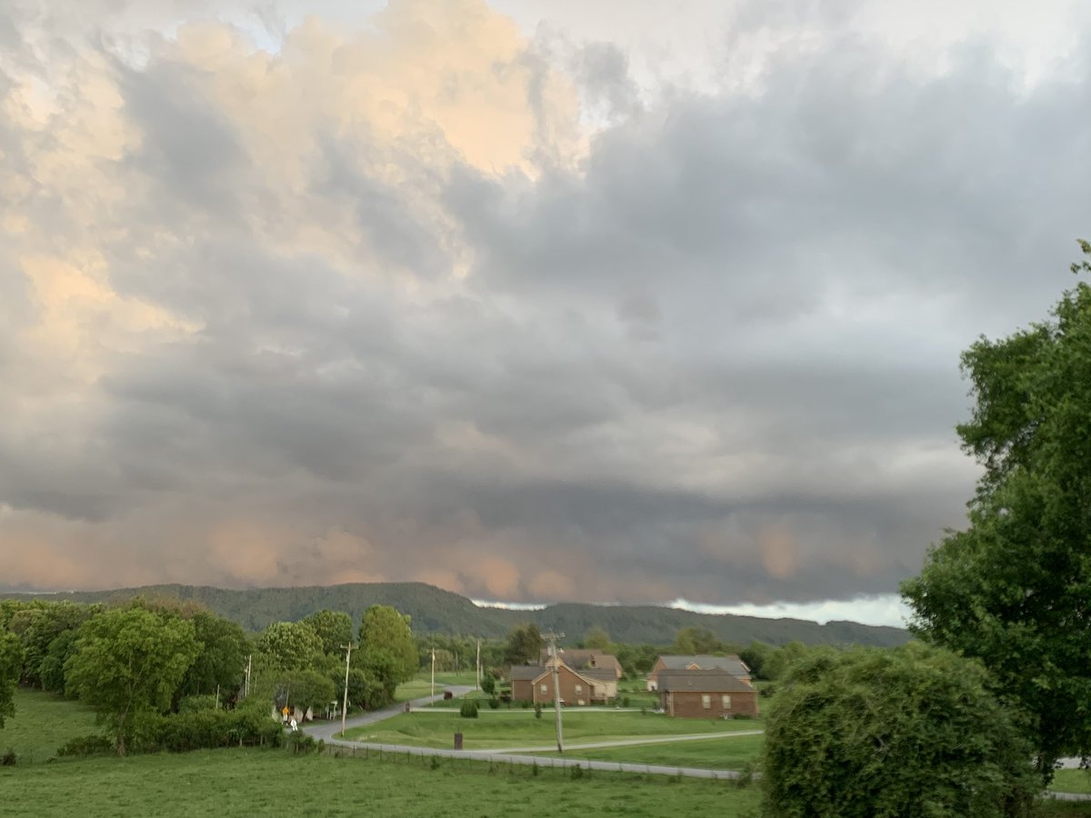 ecwaters67's tweet photo. AMAZING clouds over the foothills in Blount County!  @10weather https://t.co/sstJ5v1Yzd