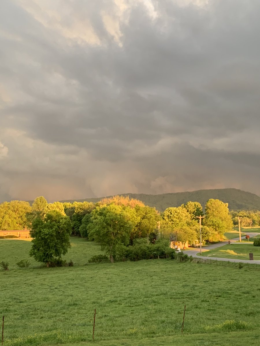 ecwaters67's tweet photo. AMAZING clouds over the foothills in Blount County!  @10weather https://t.co/sstJ5v1Yzd
