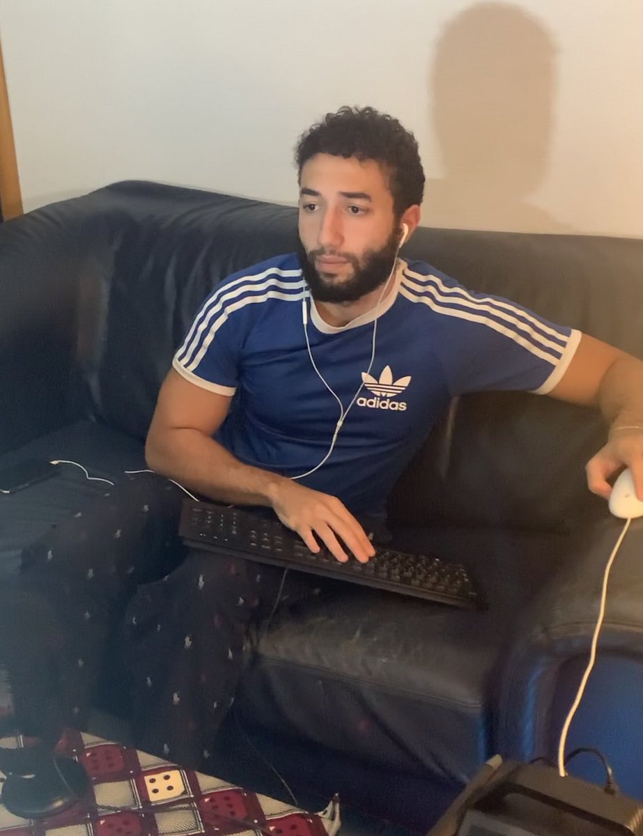 RebeuDeter's tweet image. Imaginez vous êtes joueur e-sport et vous découvrez lors d'un tournoi que je suis votre prochain adversaire, est-ce que vous auriez peur en me voyant assis comme ça ?