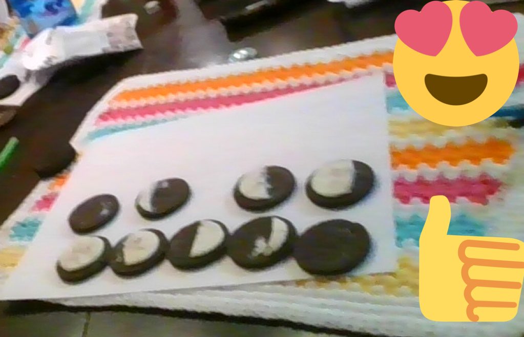 MsKHemken's tweet photo. We asked students to complete an Oreo moon phases lab if they had Oreos at home for practice... so happy to see this picture of the phases that were created today! #fmsteach #fultonproud @GollyMsMollye https://t.co/yTLn8kE1lc