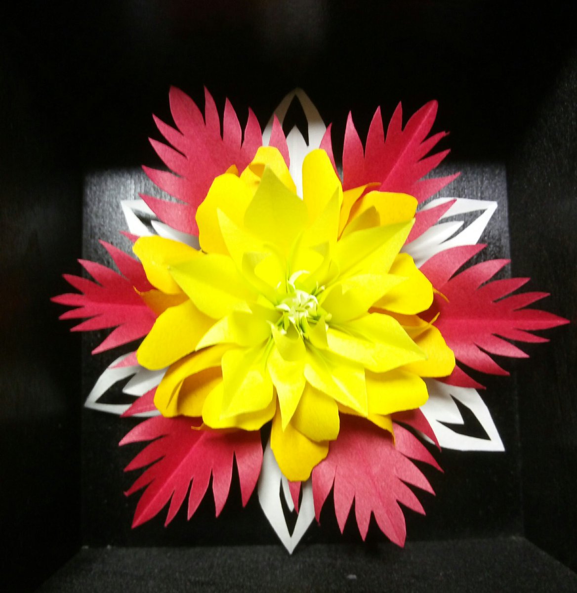 ローズりーな 花便り 紙の花 力強くダイナミックな花 元気いっぱいの花が咲きました 色画用紙の花 切り紙 Paperflower