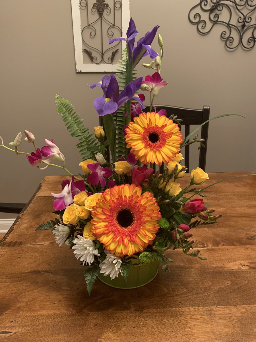TeamShivelyK's tweet photo. These beautiful flowers made my day!  Thank you Reffett family. ❤️ https://t.co/x1Zq8zMYfs
