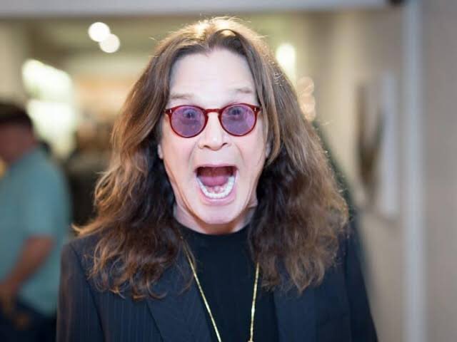 ResacaMusical's tweet photo. El principe de las tinieblas @OzzyOsbourne en la pantalla grande 😎🤟🏻🎸

Jack, el hijo de Ozzy Osbourne declaró en una entrevista que una #película biográfica de Ozzy se está programando.
“En este momento hay cosas en movimiento para que sea una realidad” mencionó.
#FelizMartes https://t.co/rRnNwF8Ofe