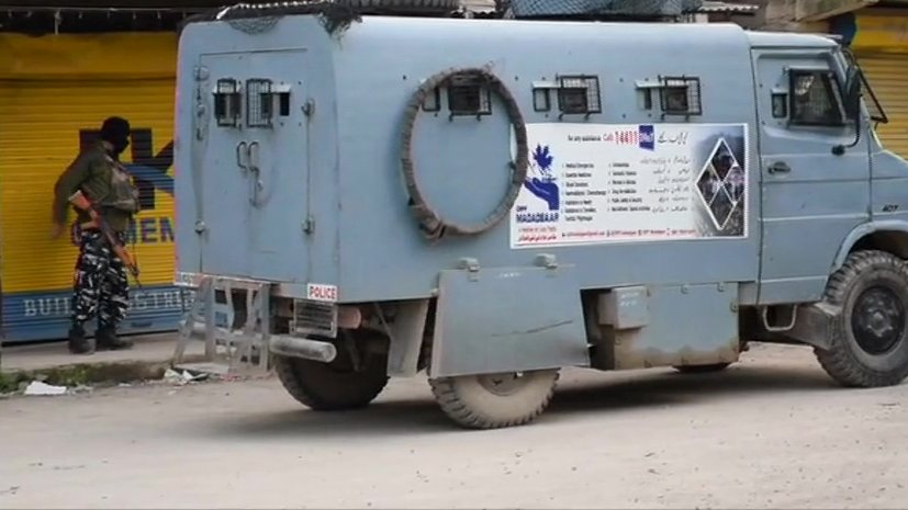 thefirstindia's tweet photo. #JammuAndKashmir | An encounter started at #Sharshali Khrew area of #Awantipora last night. Police and security forces are carrying out the operation which is still underway. (Visuals deferred by unspecified time)
#IndianArmy #Kashmir #BreakingNews #Update https://t.co/qjZWnuh92g