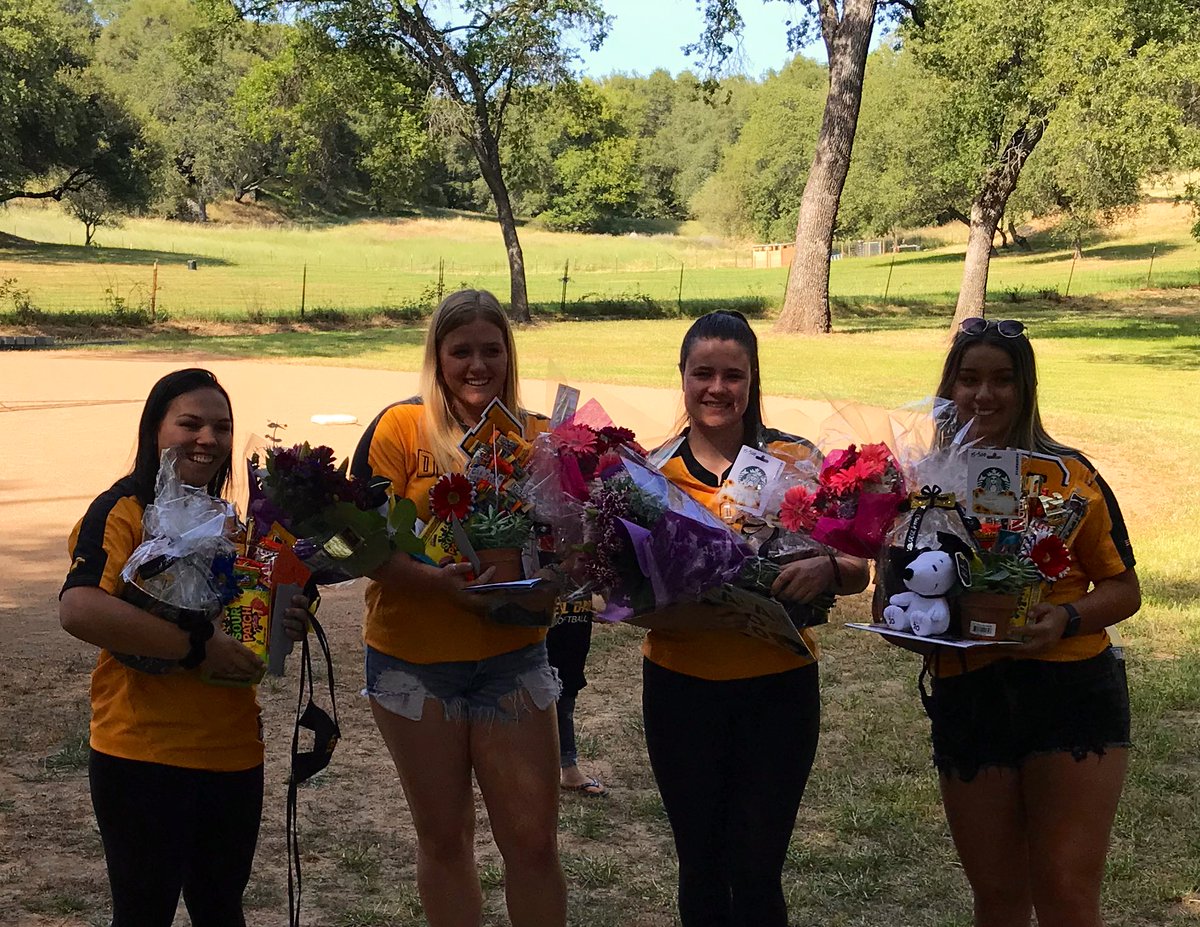 oro_sb's tweet photo. Lady Eagles Senior Day:
@KatelynOldwin to @ChicoStateSB 
Rylie Clark to Mt Hood CC SB
MIchaela Robison to @cuisoftball 
@TeamMadisonU to @cuisoftball 

@Leniespictures
@SacBee_JoeD
@cameronsalerno1
@Sweden23
@NMPecoraro
@Pete24Dufour
@TheLoomisNews
@deloroathletics
@WaltersCoach https://t.co/qiGqdlY1fa