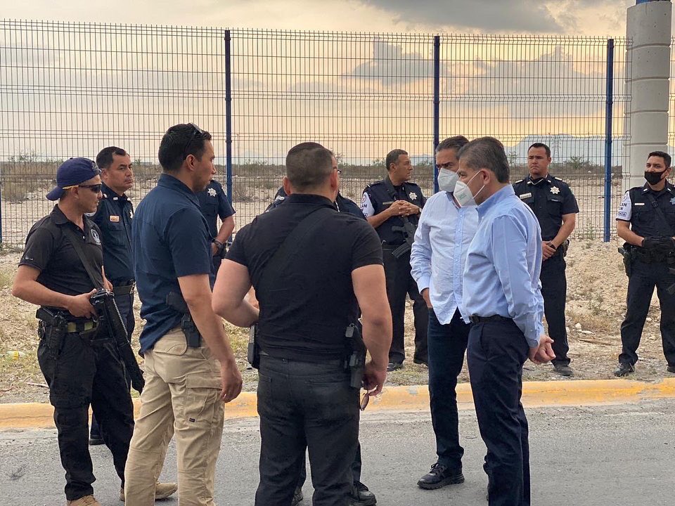 mrikelme's tweet photo. Mi felicitación a los elementos de la #PAR, #FGE, #GN y Policía de #RamosArizpe por la detención de tres sujetos que robaron a mano armada una camioneta en #NuevoLeón, siendo interceptados en los filtros de seguridad y sanitarios instalados en la zona. https://t.co/sWd781WURV