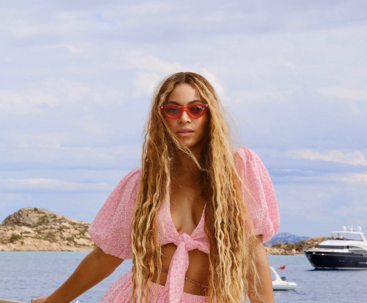 OhJoKnows's tweet image. was suppose to recreate this in Napa Vallet with the girLS 💕 

but Ms. Ronaaa won’t leave 🥴

happy AKAversary to me 🐸 #7YearsIn