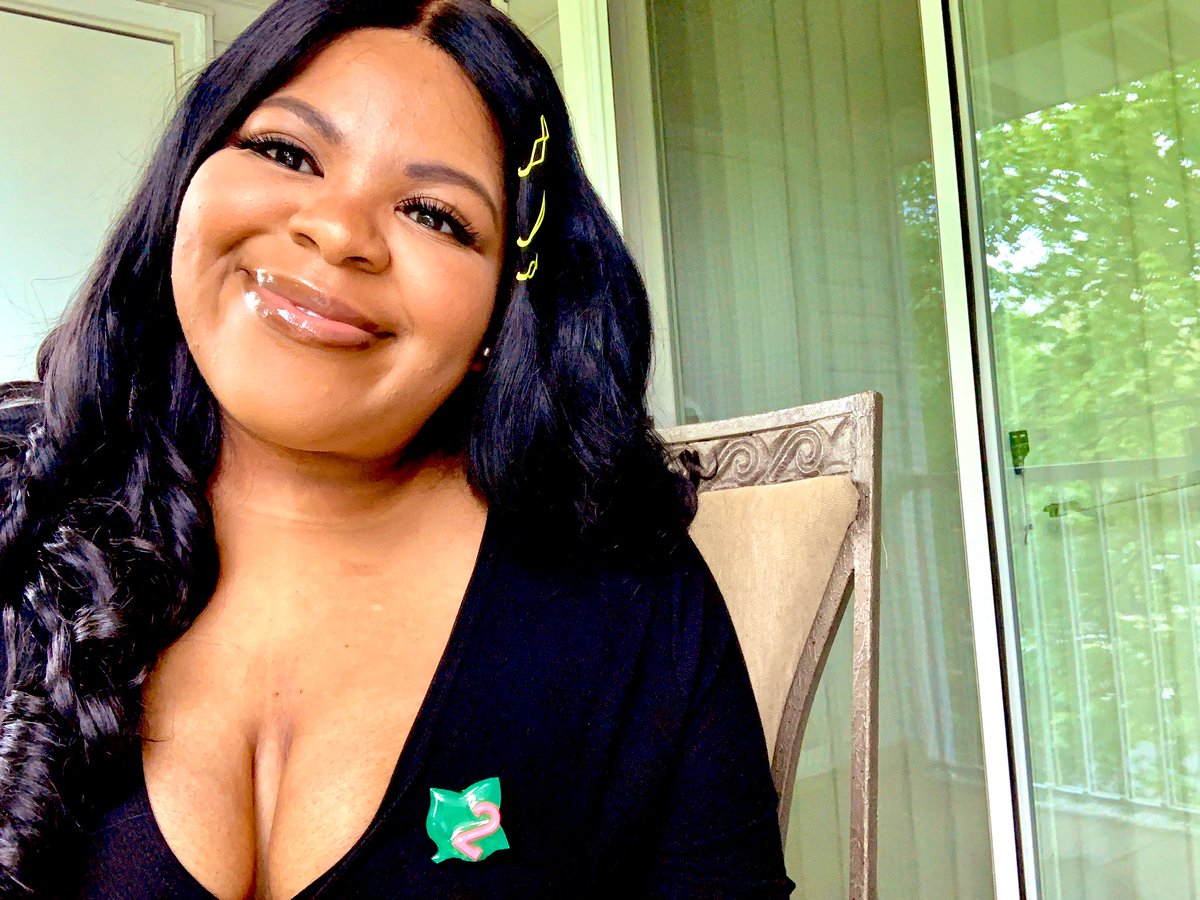 OhJoKnows's tweet image. was suppose to recreate this in Napa Vallet with the girLS 💕 

but Ms. Ronaaa won’t leave 🥴

happy AKAversary to me 🐸 #7YearsIn