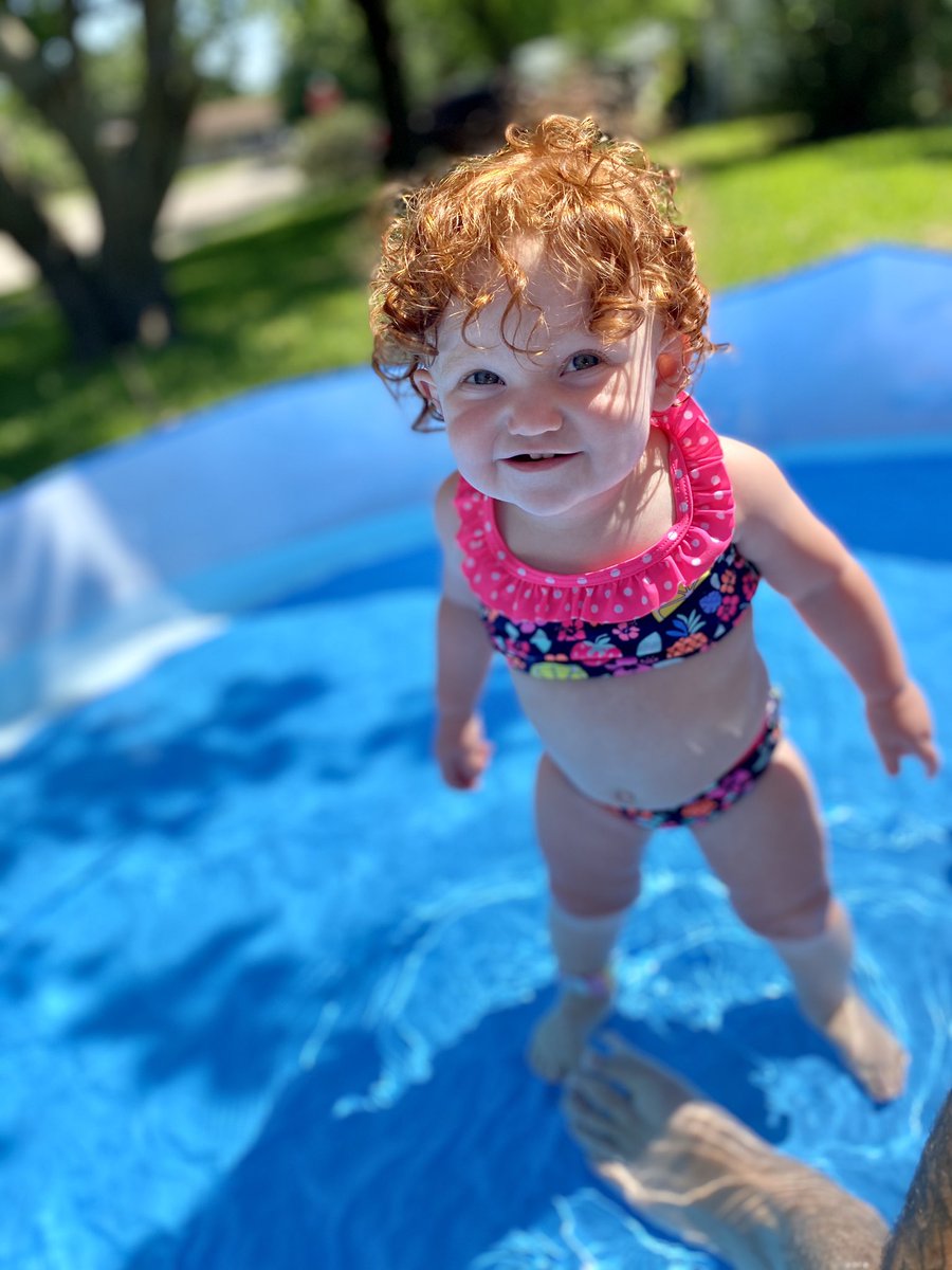jaclinnc's tweet image. Pool day💗💙
