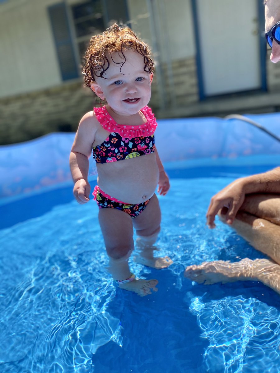 jaclinnc's tweet image. Pool day💗💙