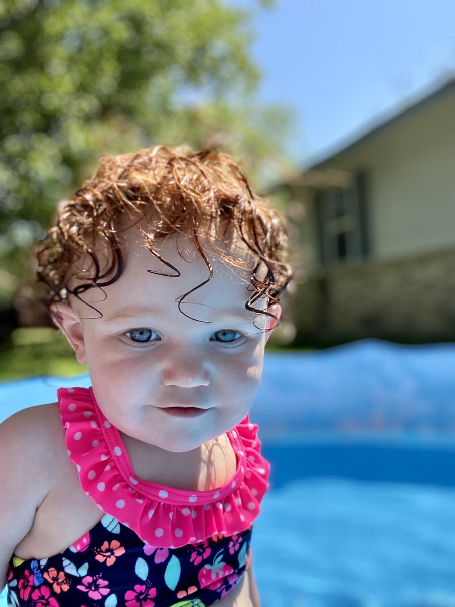 jaclinnc's tweet image. Pool day💗💙