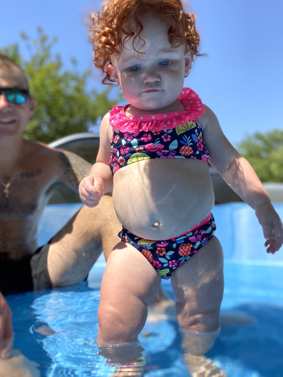 jaclinnc's tweet image. Pool day💗💙