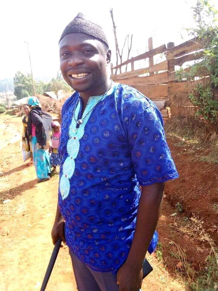 Adjani_OkpuEgbe's tweet photo. 1/4 — Stanley Simo was a dearly #loved native of Ngondzen Village, nurse, #HealthCare provider/practitioner, father, husband &amp; bro, pop/ knwn as #doctor — a community man who meant #everything to his pple. He was pulled out of his hse on 2 May by regime’s forces, banded &amp; KILLED. https://t.co/q4Bfpp5Gqx