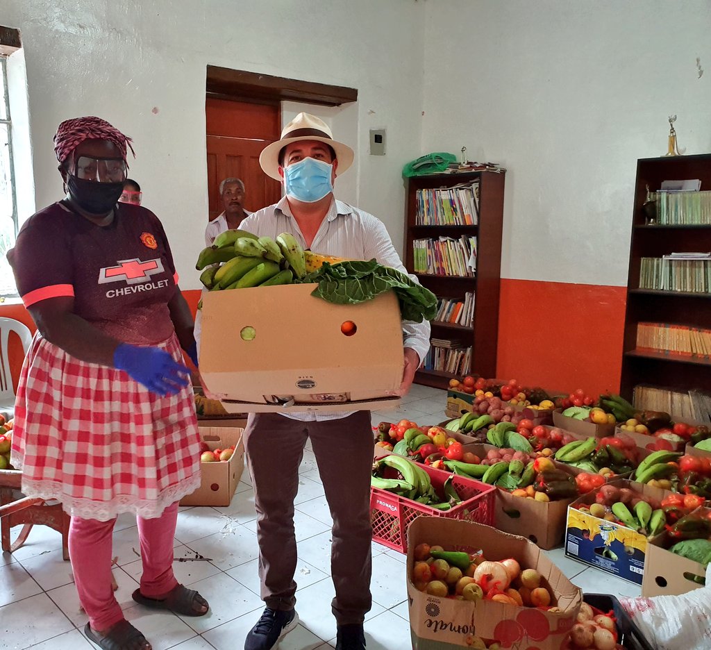 GoberCarchi's tweet photo. Con el emprendimiento #ASOPROVIDA del sector Estación Carchi varias familias de la provincia se benefician llevando canastas de hasta 26 productos a precios sin intermediarios, directamente del productor al consumidor. Se fortalecen los pequeños productores con esta estrategia. https://t.co/clDMaLAoK7