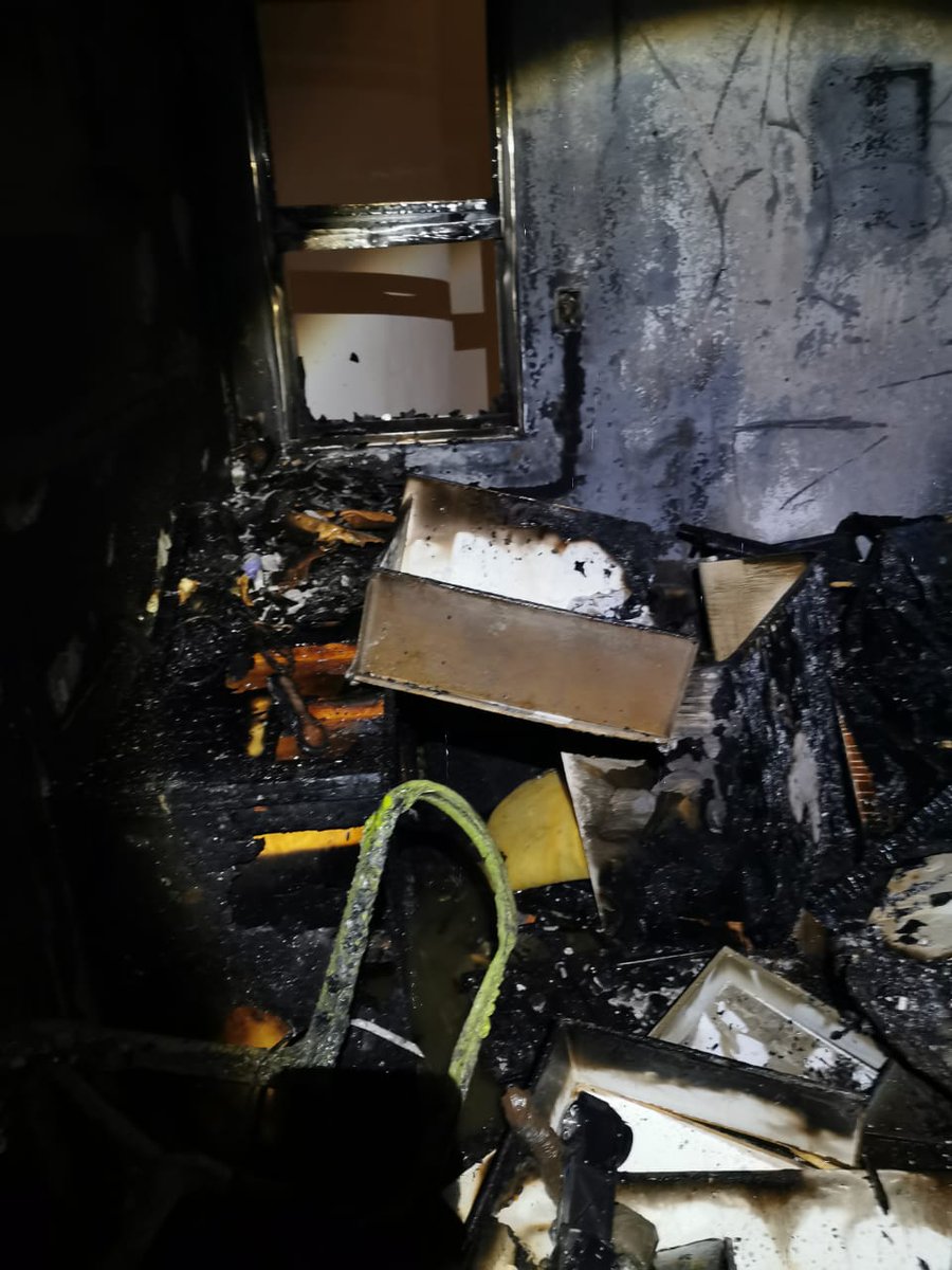 QuintanaRooHoy1's tweet photo. #AlertaQH 🚨
Esta noche se registró un incendio al interior de un departamento en un séptimo piso en uno de los edificios que se ubican en la residencial Puerta del Mar en la región 85 de Cancún. https://t.co/TURXUcRSoa