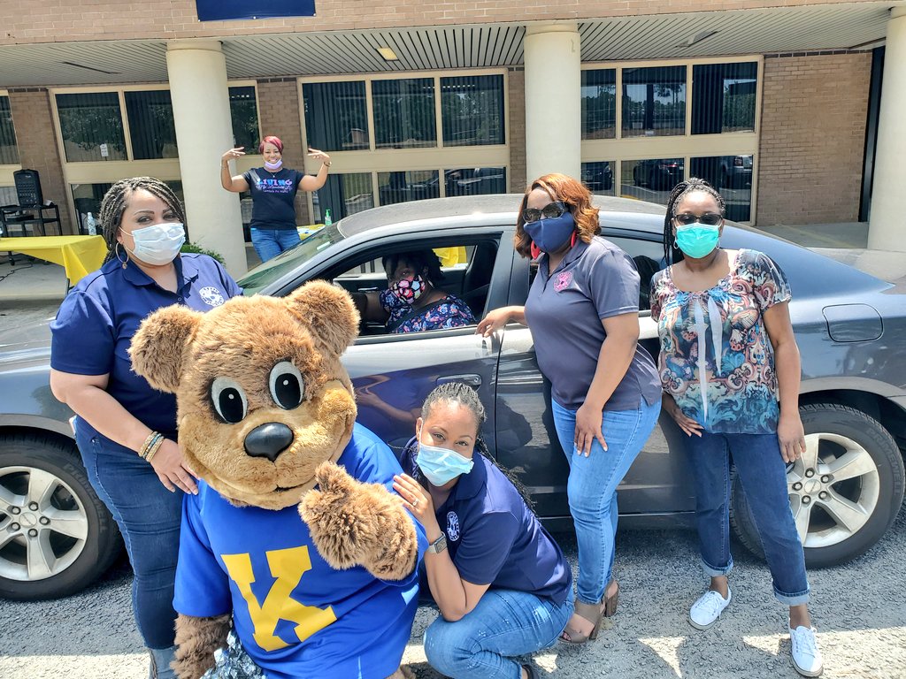 FirstgradeOWL's tweet photo. I thoroughly enjoyed the Drive Up Staff Appreciation Lunch @JosephKeelsCubs. The inspirational songs were a great touch. #Superheroes #AppleSpice @DrBaronDavis @PSmithJKE @ZayZachRhyn @WhitneyProwell https://t.co/KP1V4KfQro